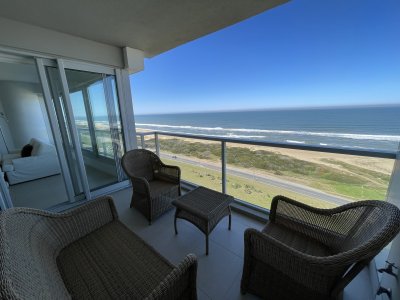 Piso alto con buena vista al mar,  Edificio de Categoria 