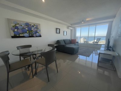 Piso alto con buena vista al mar, playa brava.