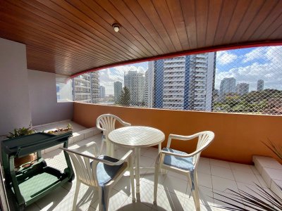 Amplia terraza algo de vista, servicios, garage