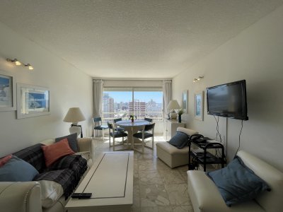 Lindo apto piso alto con buena vista al mar 