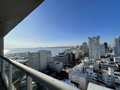 Terraza con vista a las 2 playas y algo al Puerto