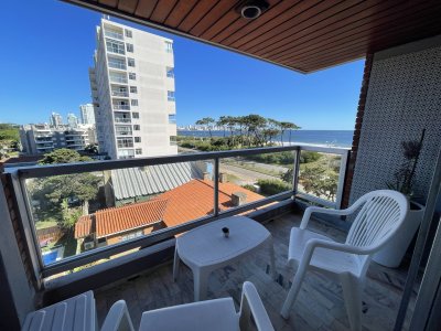 Terraza con vista a la Playa Mansa 