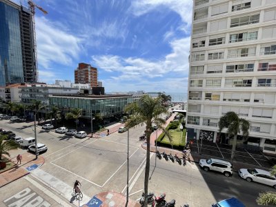 Lindo apto. piso bajo con algo de vista al Puerto