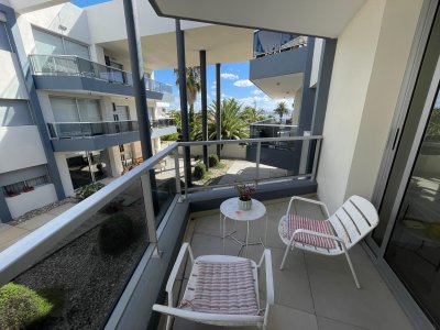 Edificio con Piscina y barbacoa