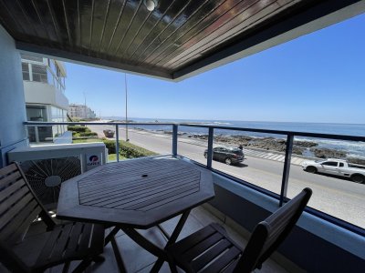 Frente al mar, buena vista con terraza y servicios. 