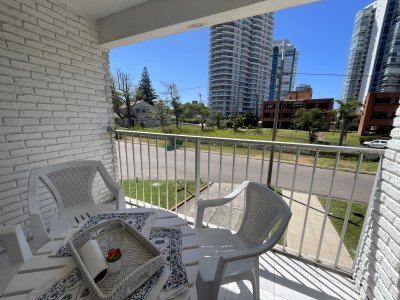 A pocos metros de la Playa Mansa, con terraza 