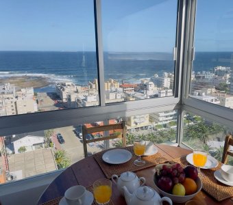 Piso alto con buena vista al Puerto y Playa Brava 