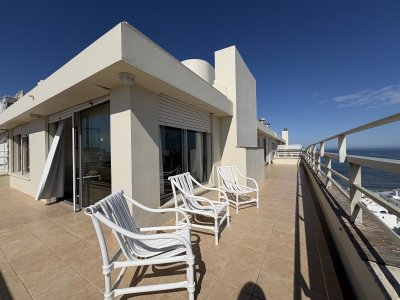 Amplia terraza con vista a la Playa Mansa y a la Brava 