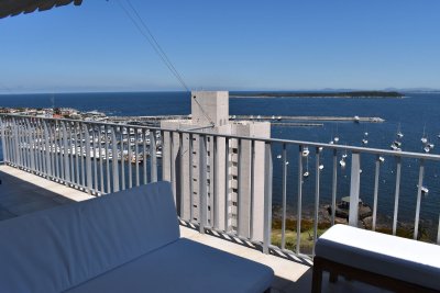 Excelente vista al Puerto, a la Playa Mansa y a la Brava, amplia terraza