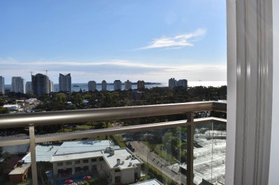 Linda vista a Playa Mansa, piso alto, Edificio con todos los servicios