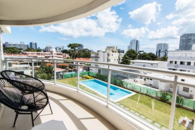 Terraza con parrillero, piscina y gimnasio