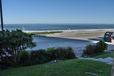 Apto. frente al mar con jardin y acceso directo , como si fuera una casita 
