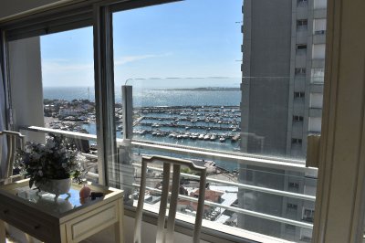Excelente vista al Puerto, piso alto, cerca de todo