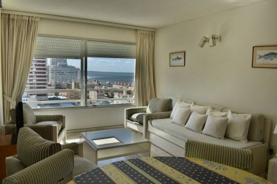 Frente a Plaza de los Artesanos con muy linda vista a Playa Brava