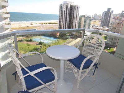 Terraza con linda vista a la Playa Brava 