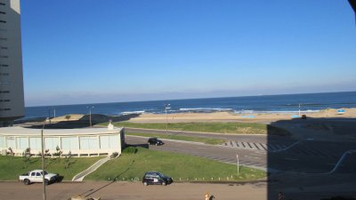 Frente al mar en pda. 3 de Playa Brava con linda vista y todos los servicios