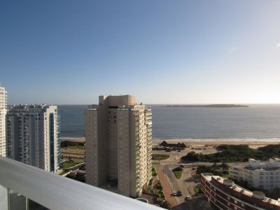 Espectacular vista a Playa Mansa, parrillero , aire acondicionado, Wi Fi, 