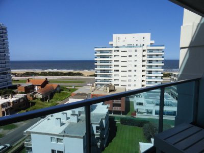 A pocos metros de la Playa Brava, terraza con parrillero