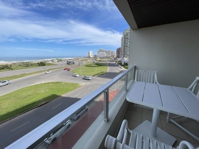 Playa brava , frente al mar