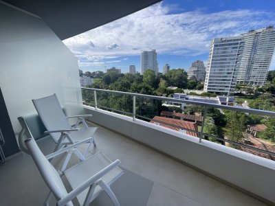 Nuevo , bien equipado, terraza muy cómoda, garage.