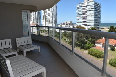 Edificio nuevo a metros de la Playa Brava