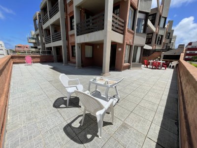 Amplia terraza con parrillero