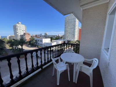 Frente a la Plaza de los Artesanos, con terraza