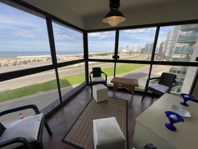 Frente a la Playa Brava, edificios con servicios