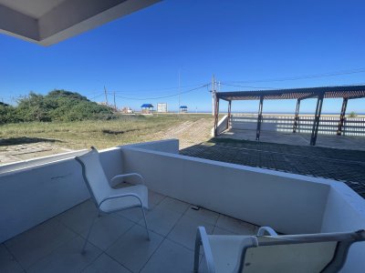 Frente al mar , planta baja ,lindo apartamento