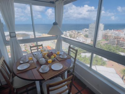 Piso alto con buena vista al Puerto y Playa Brava 