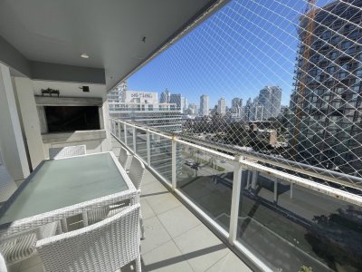 Terraza con parrillero, piso alto