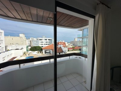 Lindo apto con algo de vista al mar, terraza y garaje