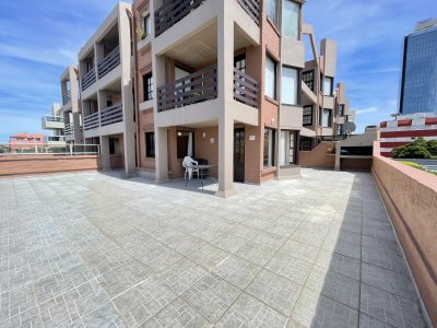 Amplia terraza con parrillero