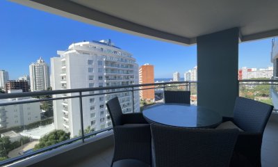 Amplia terraza con parrillero de uso exclusivo