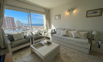 Frente a Plaza de los Artesanos con muy linda vista a Playa Brava