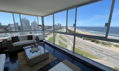Piso alto con buena vista a Playa Brava y algo de vista a Playa Mansa