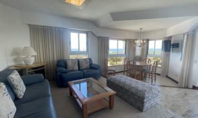 Piso alto con vista despejada al bosque y el mar