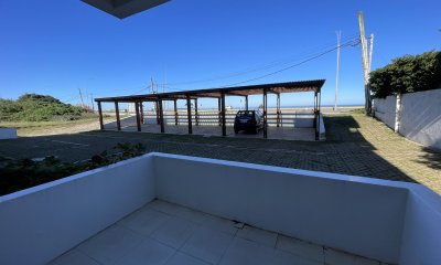 Frente al mar, planta baja , como una casa con la comodidad de apto.