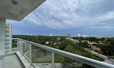 Piso alto, con terraza y vista a la Playa Mansa