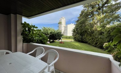 Playa mansa con excelente entorno , rodeado de hermoso jardín