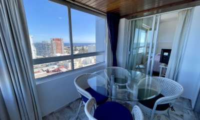 Excelente vista a la Playa Brava, piso alto, con servicios