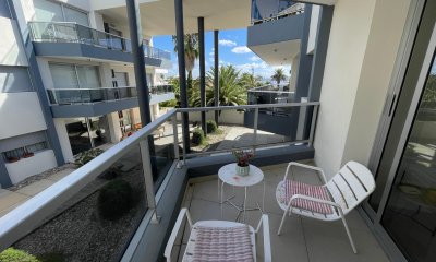 Edificio con Piscina y barbacoa