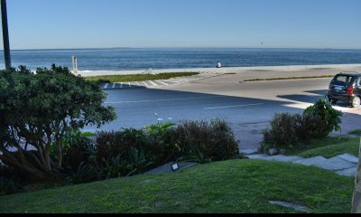 Apto. frente al mar con jardin y acceso directo , como si fuera una casita