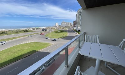 Playa brava , frente al mar
