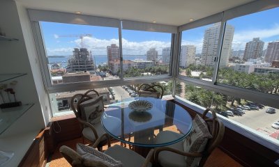 Peninsula a metros de la Plaza de los Artesanos, piso alto. Muy completo.