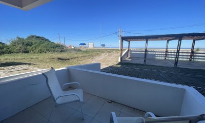 Frente al mar , planta baja ,lindo apartamento