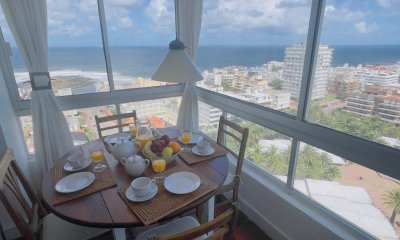 Piso alto con buena vista al Puerto y Playa Brava