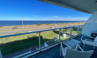 Primera línea al mar, doble  terraza, uno de ellas con parrilla