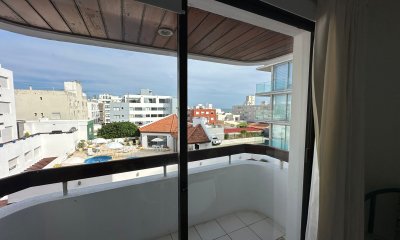 Lindo apto con algo de vista al mar, terraza y garaje