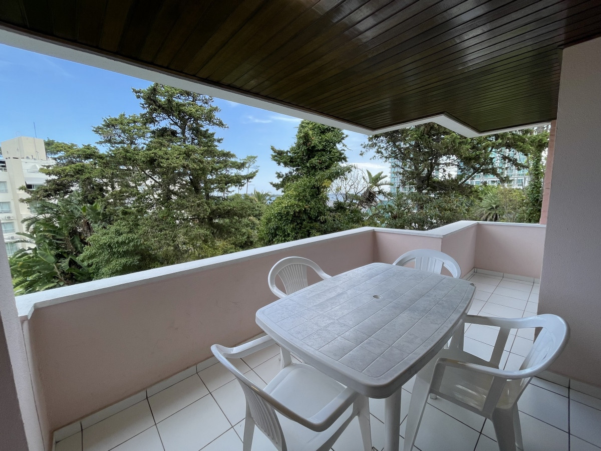 Playa Mansa, lindo entorno, edificio bajo buen lugar para descansar
